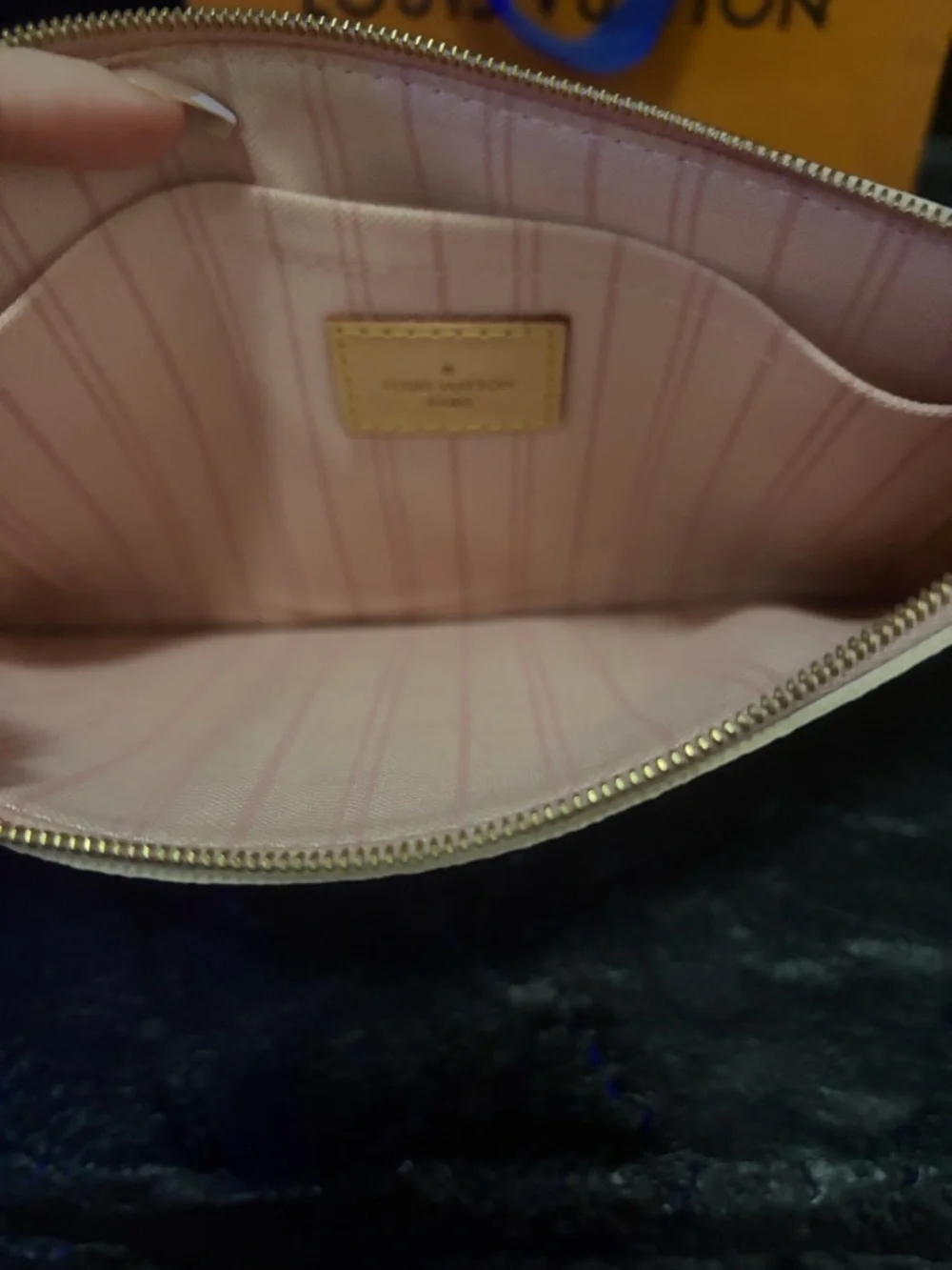 Authentic Louis Vuitton Damier
Azur Neverfull GM NM Rose Ballerina Pouchette - Picture 3 of 10